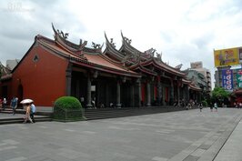 行天宮是許多民眾的信仰中心，也是台北市知名的觀光景點。