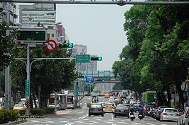 新生高架橋與建國高架道路分別可通往士林、內湖、公館、文山等地。不過在交通尖峰之時，卻常出現塞車潮。