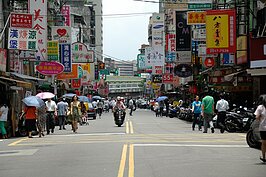 建國高架與吉林路之間的錦州街，是當地最熱鬧也是擁有最多美食的街道。