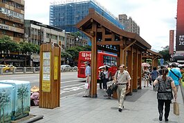 行天宮所處的地方交通便捷，不僅有捷運、高速公路與兩條高架道路，就連周邊的公車、國道客運也是四通八達。