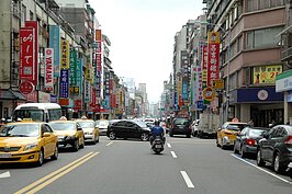 位於民權東路與民生東路之間的吉林路，因各式不同種類的餐廳林立，北市府將此劃為美食商圈。但也因許多人慕名而來，相對的造成當地晚上安寧與交通受到不少衝擊。