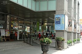雖附近沒有誠品，卻有何嘉仁書店，提供周邊居民精神糧食。
