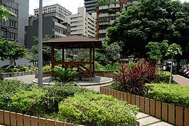 當地綠地並不多。除了附近的榮星花園外，僅少數綠地公園可供居民休憩。