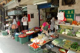松江市場周邊也有許多傳統攤販，新鮮蔬果魚肉通通都有。