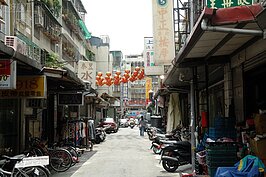 在行天宮周邊的住宅大都是二三十年以上的老房子，且以公寓居多，電梯華廈棟數不多。目前已經開始有建商談都更計畫。