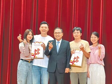 新北市長侯友宜(中)14日出席「2025新北市聯合婚禮」新人說明會,宣布2026年1月起生育獎勵金加碼,以及明年2月起再升級好孕專車服務,希望藉此促進生育率。(柯毓庭攝)