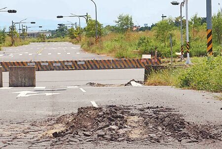 嘉義縣審計室點名嘉義縣市共同開發的貨物轉運中心區,雖已完成重劃,但多數土地閒置,且部分公共設施疏於維護已損壞。(呂妍庭攝)