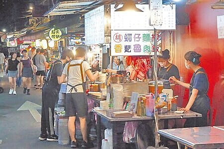 
工商協進會、中小企業總會憂心，小商店電價上漲，加上基本工資恐怕也要調升，雙重壓力之下，成本將轉嫁消費者。（趙雙傑攝）
