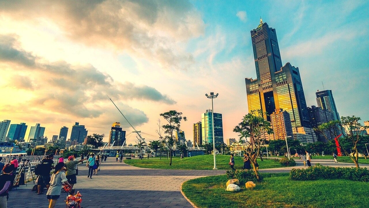 該名網友在論壇在在PTT以「高雄人現在都買大樓？」為題發起討論，表示以往高雄人買房的類型似乎偏好透天厝，但現在認識幾個有買房的高雄人，發現他們買的都是大樓，沒有一個人買透天厝，讓他感到意外，認為「已翻轉以前高雄人只買透天的觀念 」，也想問問大家對此轉變有何看法？