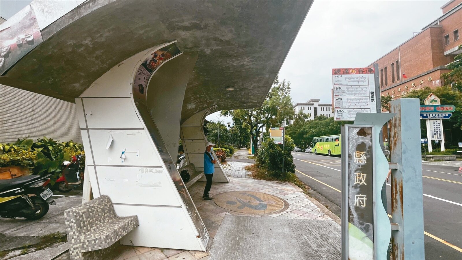 南投縣公車路線、班次少，縣府透過改善候車亭等措施，提升民眾搭乘意願。記者江良誠／攝影 