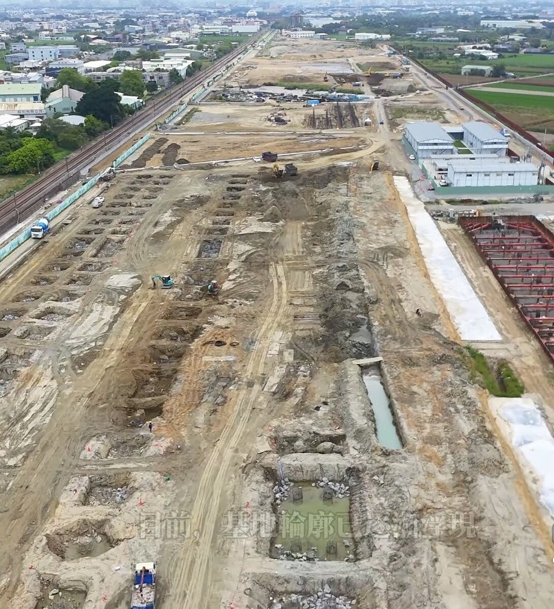 嘉義市鐵路高架工程最後一塊拼圖「水上車輛基地」,鐵道局臉書公布最新空拍影片,展示這座兼顧交通運輸、生態保育與低碳發展的新基地,如何一步步從荒地走向成形。記者魯永明/翻攝