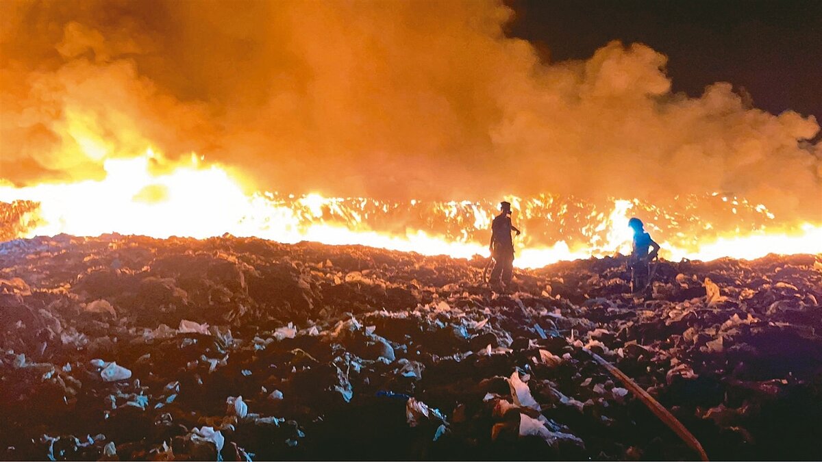 新竹縣新豐垃圾掩埋場19日凌晨又失火了，猛烈火勢伴隨陣陣惡臭濃煙，延燒9個多小時才撲滅，地方怨聲載道。圖／新竹縣消防局提供