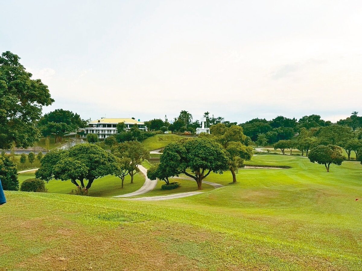 高雄高爾夫球場經市府收回後,10月將改名果嶺自然公園免費開放,園區保留18洞球場設計,占地70公頃的廣闊草皮,將成休憩亮點。記者宋原彰/攝影