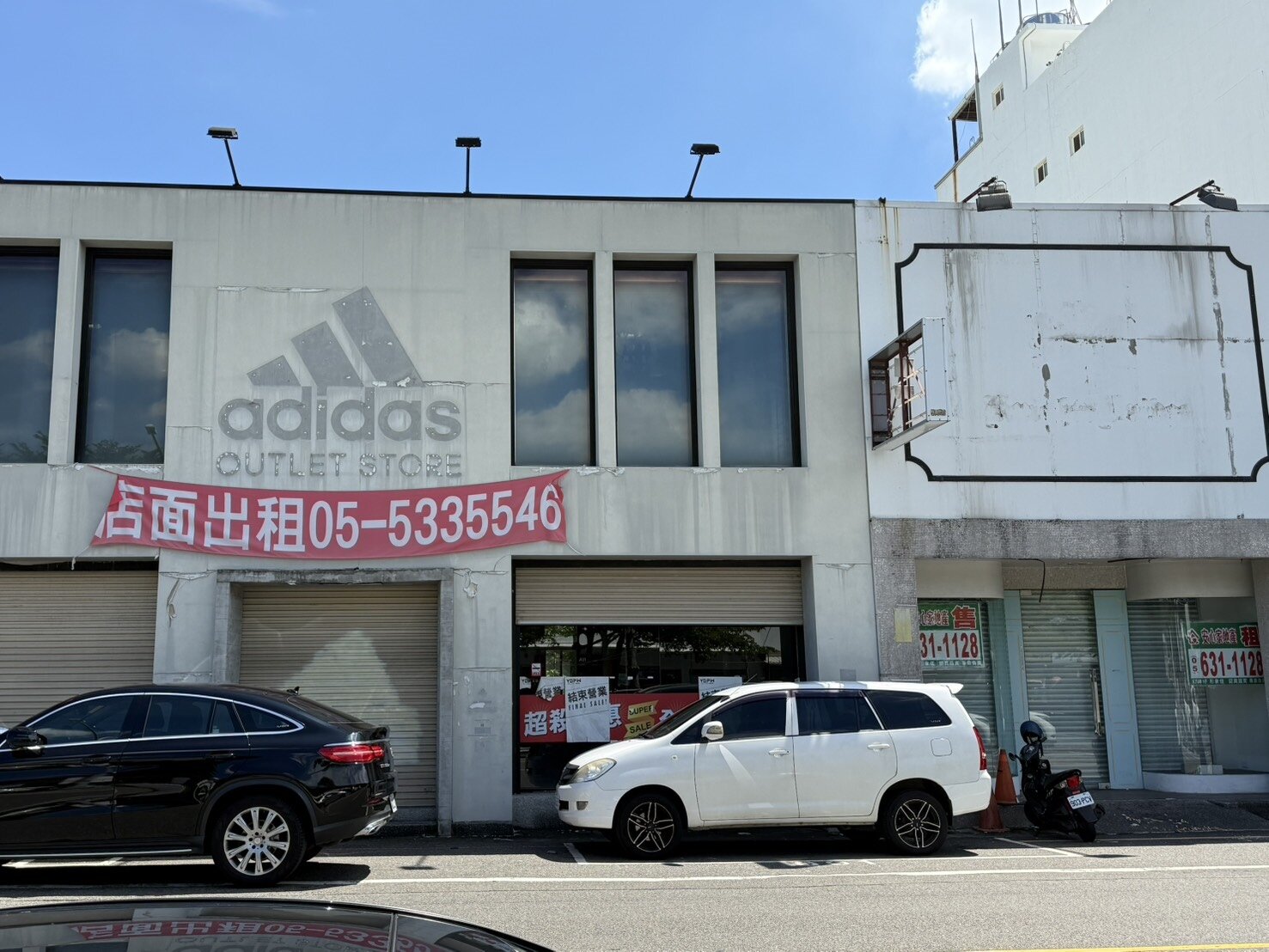 雲林縣斗六市停車位不足,衝擊商圈經營,縣府計畫重啟斗六民生公園地下停車場案,規畫中山公園地下停車場,圖為斗六民生公園對面店家招租中。記者陳雅玲/攝影