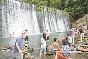 消暑首選　北埔冷泉、通霄浴場爆滿