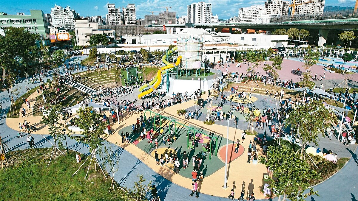 台中市太平區「馬卡龍公園」是孩子們放電的好地方,吸引許多親子。圖/台中市府提供