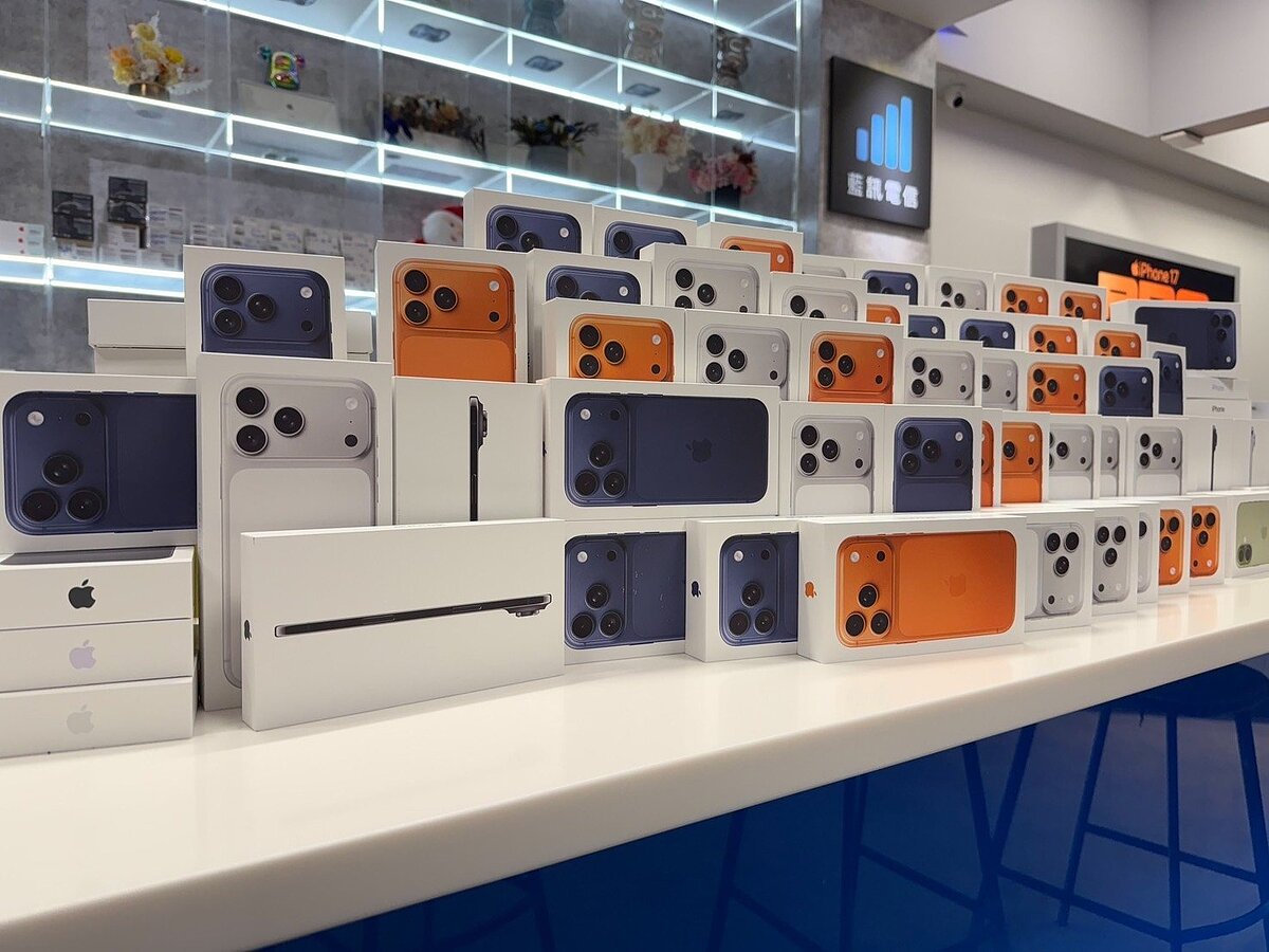 蘋果年度新機iPhone 17系列20日開賣,全台3C通路與電信門市湧現大批人潮,嘉義市的蘋果授權經銷商藍訊電信同樣門庭若市。圖/聯合報記者魯永明攝影