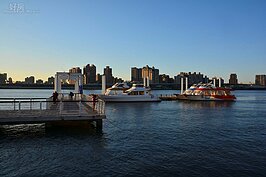 一道夕陽餘暉抹過大稻埕碼頭，停靠於岸邊的遊艇與都市大樓重疊成美景；藍色公路的遊艇帶著遊客遨遊大稻埕河岸，取代過去載貨的貨船。（圖文／好房News記者 陳韋帆）
