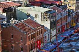 隨著時代進步，不難看到過去與現代建築的交錯，為防辦年貨的人潮受天候因素影響，迪化街搭起了整排的鐵皮，讓辦年貨的民眾們不必日曬雨淋。（圖文／好房News記者 陳韋帆）