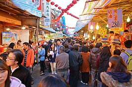 迪化街還有個遊客小秘技，逛年貨大街買年貨是必要的，人潮眾多之下，店家也紛紛請客人試吃；所以看倌們購買前不妨＂貨吃三家不吃虧＂，當然不是要貪小便宜，而是挑選自己最喜歡的口味唷！（圖文／好房News記者 陳韋帆）