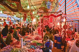 少了過去貿易盛景，添了十分喜氣；每到過年時，迪化街店家紛紛高掛燈籠，擺出一系列糖果、零食等食品，讓民眾方便選貨。（圖文／好房News記者 陳韋帆）