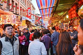 每到過年時，來到迪化街辦年貨的人潮總絡繹不絕。（圖文／好房News記者 陳韋帆）