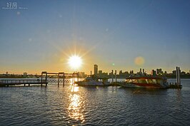 一道夕陽何足道哉，但倒映在大稻埕碼頭上的夕陽卻令人鼻酸，朦朧的光影映入眼簾後，腦海頓時產生時空交錯，浮現著過去的往日繁榮，一霎那彷彿置身＂大稻埕＂電影情節之中...回過神來時，卻依稀看見碼頭上有人在卸貨的情境。（圖文／好房News記者 陳韋帆）