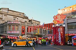 過年時，迪化街人潮湧現，因車潮與人潮過多，警力也協助維持交通，可見迪化街每年過年熱鬧之盛況（圖文／好房News記者 陳韋帆）