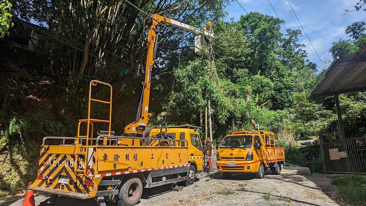 樺加沙颱風來襲,及早進行樹木修剪以降低可能災害。圖/台電提供