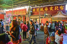 台北霞海城隍廟是大稻埕中最具歷史性的廟宇之一，也因月老成就姻緣的事蹟流傳許多，讓外國遊客也聞名而來，望能求得好姻緣。（圖文／好房News記者 陳韋帆）