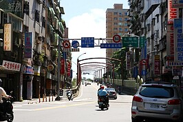 一橋之隔對岸就是台北市公館商圈。在此也可以直接開車、騎車上新北環快，然後接上高速公路南來北往。