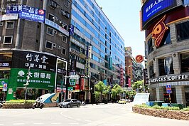 銀行、郵局、餐廳、咖啡廳、便利商店甚至是KTV等，都與民眾生活緊緊結合著。福和橋頭福和路一帶，具備了便捷的生活機能。