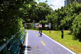 喜歡運動的，在附近的河濱公園不僅有自行車道，也有相關休憩設施供民眾使用。