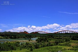 永福橋橫跨新店溪上，連接著公館商圈與永和福和路。