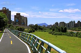 喜歡運動的，在附近的河濱公園不僅有自行車道，也有相關休憩設施供民眾使用。