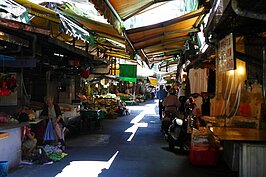 傳統市場的人情味讓人難忘，許多人還是喜歡在傳統市場買菜。福和路一帶的傳統市場，賣的東西五花八門，絕對會讓人流連忘返。