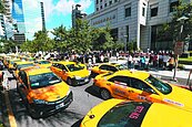 抗議放任白牌車　數百小黃圍交通部