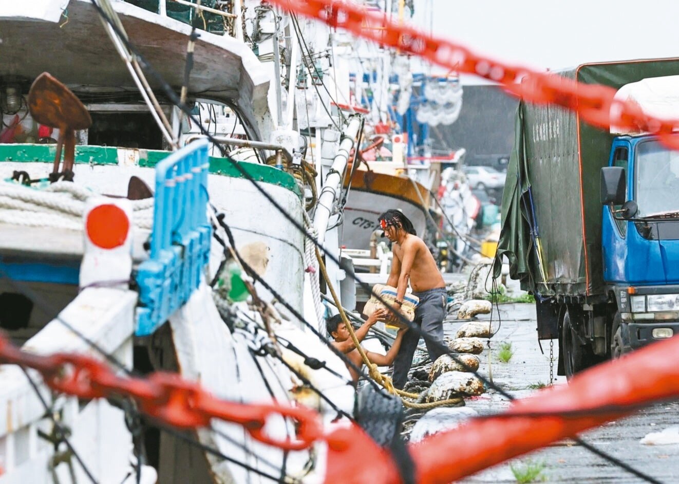 勞動部為增加勞動力，明年將砸八千多萬元，成立「跨國勞動力延攬中心」，擴大引進外國中階技術人力。圖為基隆八斗子漁港外籍漁工。記者侯永全／攝影 