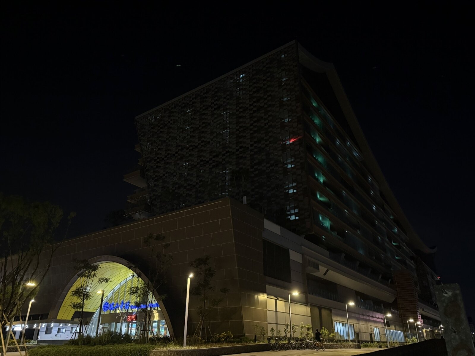 高雄鳳山車站不再點燈,隨著招商不利,變成了無生機的漆黑建築物。記者宋原彰/攝影