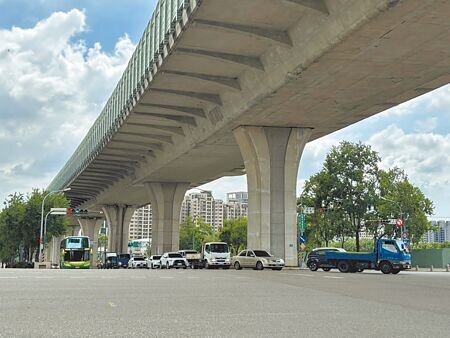 台中市環中東路、太原路口2024年「科技執法」開出逾8000張罰單,高達9成違規項目是「轉彎未依規定」,民眾質疑該路口「只有外側車道才能右轉」卻標示不清。(馮惠宜攝)