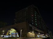 鳳山車站大樓入夜漆黑　民眾嘆如鬼城