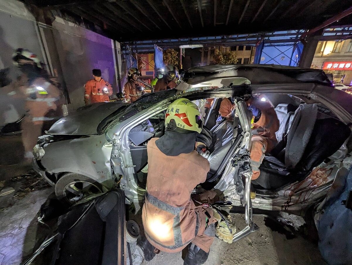 5名少年21日凌晨共乘轎車，行經新竹市經國路失控撞進一處建築工地，釀4死慘劇。消防隊趕到時，從扭曲變形車體內搶救受困者。圖／新竹市消防局提供