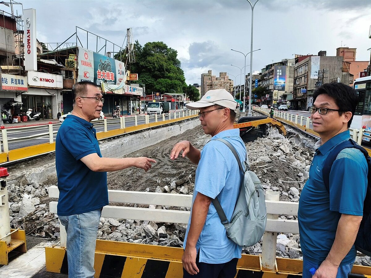 北市副市長李四川21日下午再去視察公館圓環拆除工程進度,李四川說,在施工團隊日夜趕工,可提前在9月底前,預計9月29日完成正交路線通車。比原先規畫的65天、約2個月工期相比,僅花17天。圖/取自李四川臉書