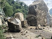 桃苗山區頻落石　居民上路步步驚魂