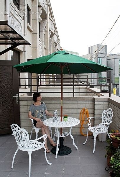 5.二樓戶外還有個露天陽台,平時天氣晴朗夫妻倆也會待在這裡愜意喝著下午茶、來場浪漫小約會。