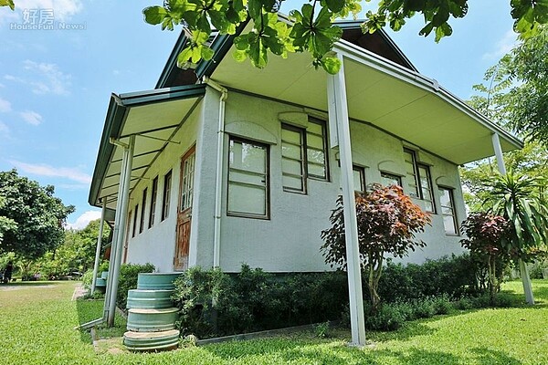 
3.很難想像這是間紙屋！第一間報紙厝是利用1300公斤回收報紙製成的。