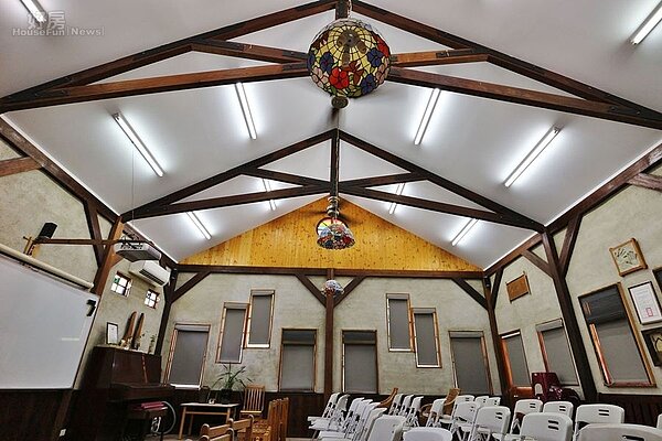 
4.報紙厝裡面有著彩繪玻璃的風格，與類似教堂的窗框，現在做為向訪客傳達環保意念的活動教室。