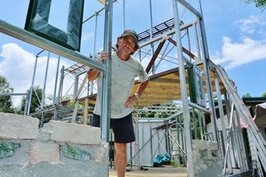 目前正在動工的第五間新房，羅約翰說是要自己住，也是第一棟採用鋼骨結構的紙房。