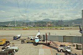 松山機場的觀景台可觀看飛機起落，不少民眾帶著小孩來到此地觀看遊玩，但玻璃帷幕設計並不防曬，建議來到此地觀景的遊客慎防中暑。（圖文／好房News記者 陳韋帆）