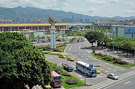 台北市都發局為加強服務效能，因應松山機場重啟國際線後將重造廠區與周邊土地利用開發；但徵收過程引起居民與部分聲浪強烈不滿，且周邊土地也因政策而隨勢上漲，引起台北市副議長周柏雅強烈質疑市府是在浪費資源、暴殄天物。（圖文／好房News記者 陳韋帆）